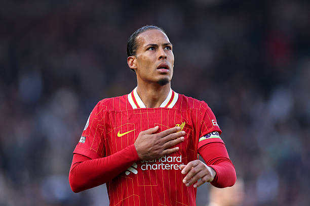 Van Dijk glassklar helt på overtid – Isak uten mål i sin Liverpool-debut