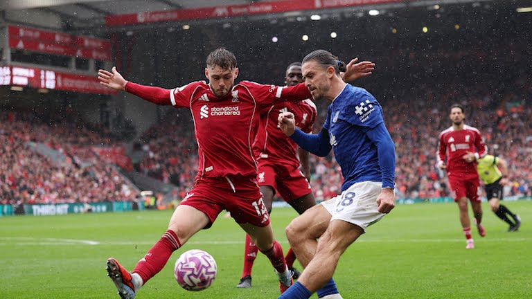 Derbydrama på Anfield: Gravenberch-volleysjokk og Ekitike-show – Everton truet sensasjon